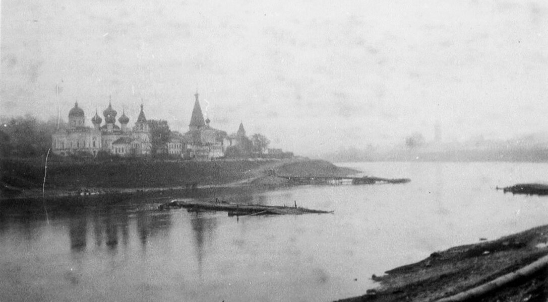 Разрушенный мост на фоне Свято-Успенского монастыря. Старица в оккупации, 1941 г.
